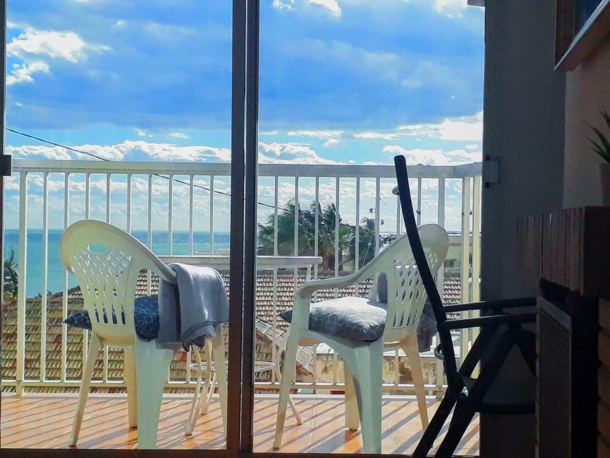 2 Bedroom's Flat On The Beach, Center, 1 Line *